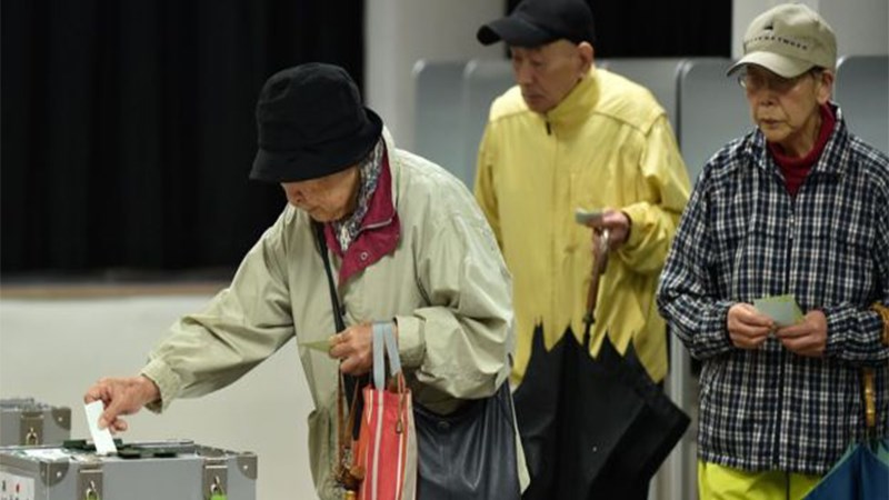 Στις κάλπες σήμερα οι Ιάπωνες – Προς νέα θητεία ο Σίνζο Άμπε