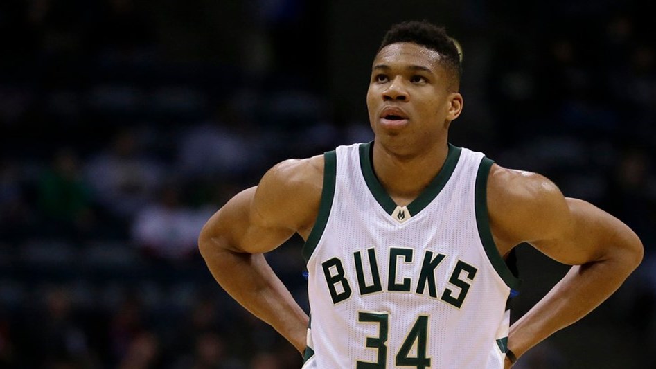 Η συγκινητική αφιέρωση του Αντετοκούνμπο στην μπάλα για τον πατέρα του – ΦΩΤΟ