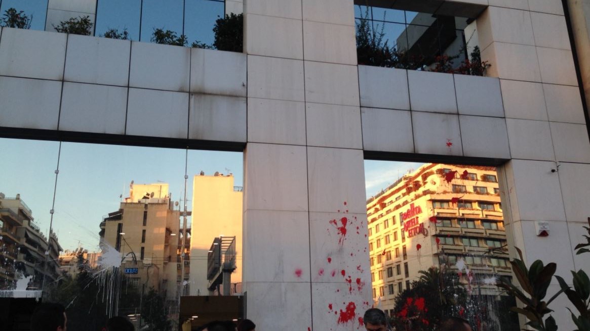 Εικόνες από την επίθεση στο “Έθνος” – ΦΩΤΟ