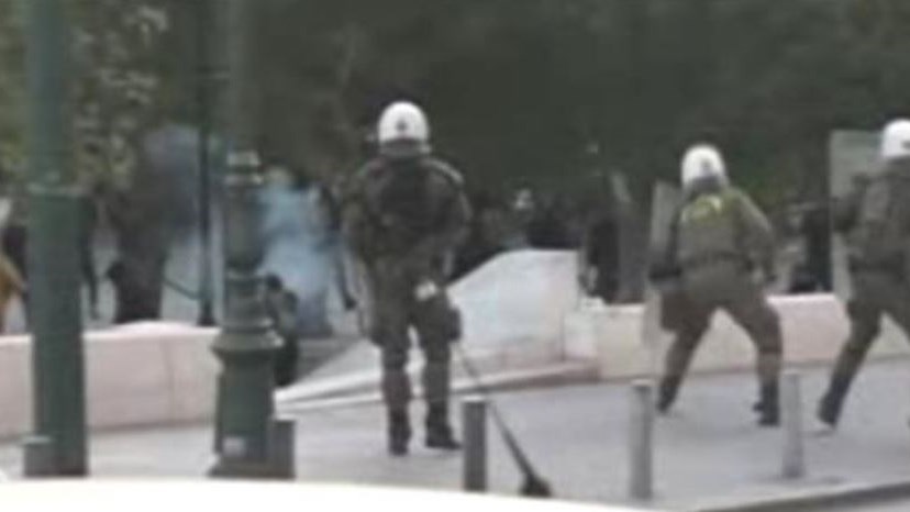 Επεισόδια και μολότοφ στο Σύνταγμα – ΒΙΝΤΕΟ