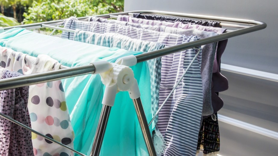 9 tips για να στεγνώvετε τα ρούχα σας γρήγορα τον χειμώνα