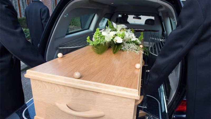 Κηδεύουν τους νεκρούς με… δανεικά φέρετρα