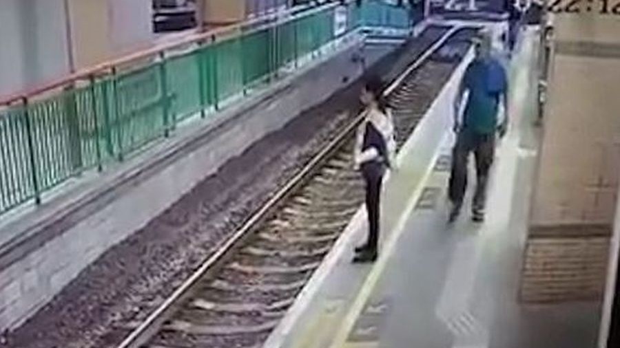 Βίντεο σοκ – Άνδρας σπρώχνει μια γυναίκα στις ράγες του τρένου και φεύγει ατάραχος