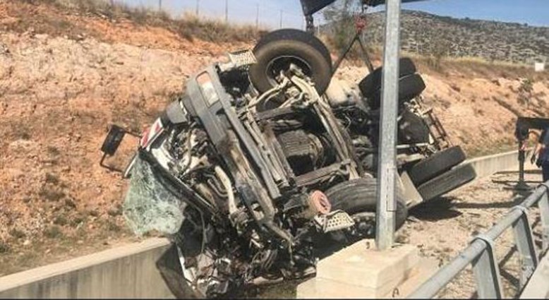 Ανατροπή απορριμματοφόρου στην Αττική Οδό – Σε κρίσιμη κατάσταση ο οδηγός