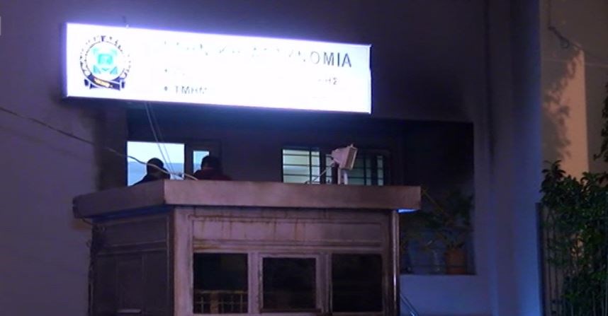 Επίθεση με μολότοφ στο Αστυνομικό Τμήμα Πεύκης – ΒΙΝΤΕΟ
