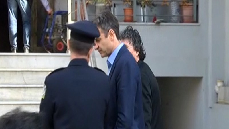 Ο Κυριάκος Μητσοτάκης επισκέπτεται το Αστυνομικό Τμήμα Πεύκης – ΤΩΡΑ