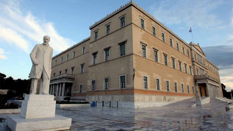 Ένταση και χημικά έξω από τη Βουλή στο τέλος της φοιτητικής πορείας