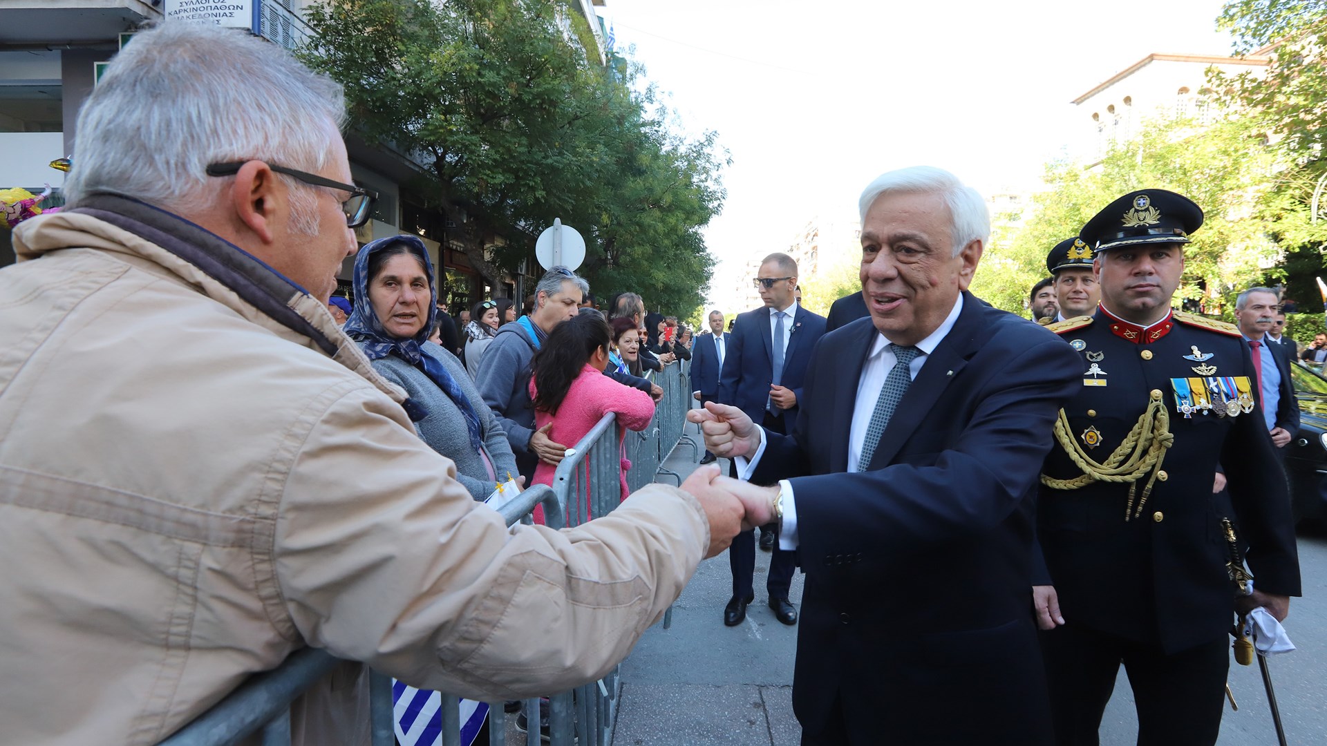 “Έσπασε” το πρωτόκολλο ο Παυλόπουλος: Χειραψίες και συνομιλίες με Θεσσαλονικείς – ΦΩΤΟ
