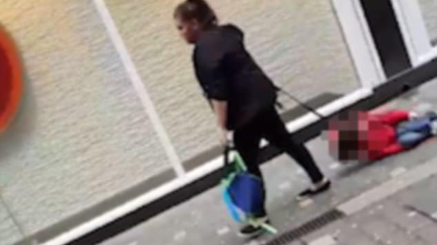 Βίντεο που σοκάρει – Γυναίκα σέρνει παιδί με λουρί στο πεζοδρόμιο
