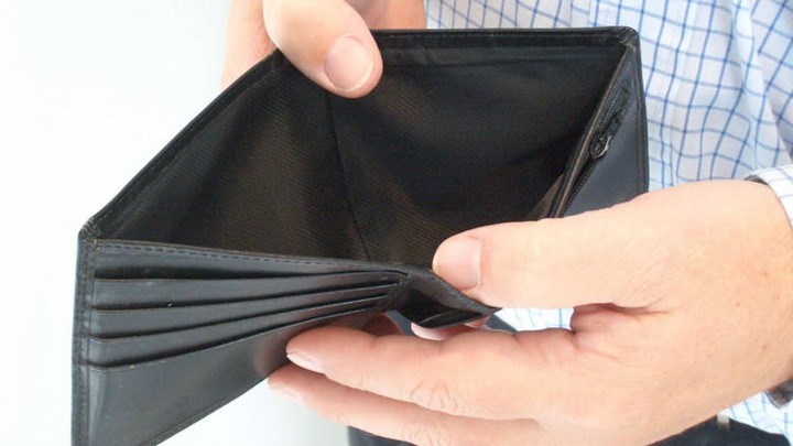 “Στενάζουν” τα ελληνικά νοικοκυριά: Κατά 36 δισ. ευρώ μειώθηκαν οι δαπάνες σε επτά χρόνια