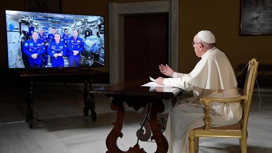Η “φιλοσοφική” συζήτηση του Πάπα Φραγκίσκου με αστροναύτες – ΒΙΝΤΕΟ