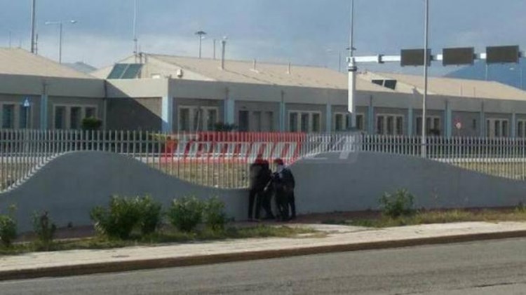 Ένταση μεταξύ αστυνομικών και μεταναστών στην Πάτρα – ΦΩΤΟ