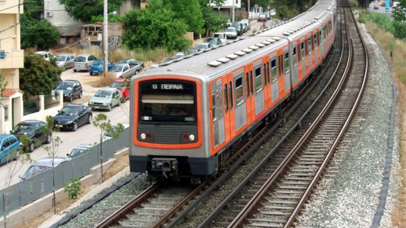 Αγωνία για τον άνθρωπο που έπεσε στις γραμμές του ΗΣΑΠ στα Κάτω Πατήσια