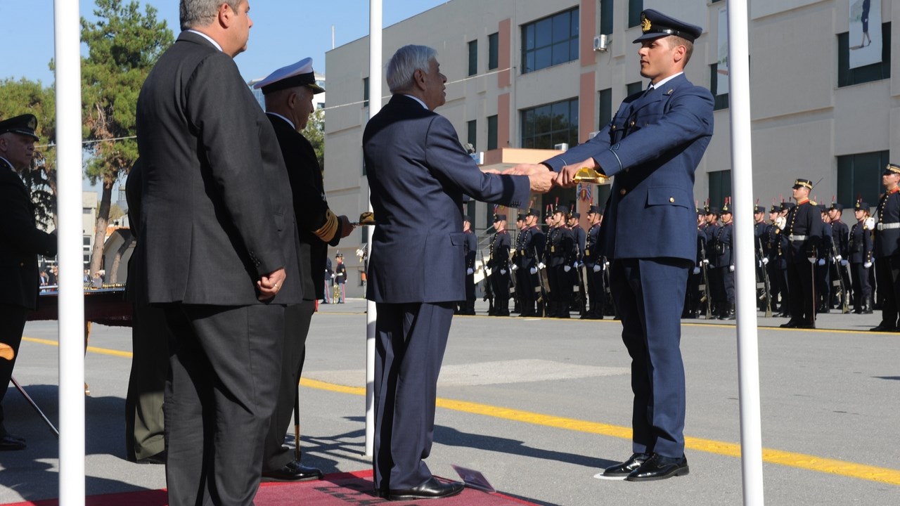 Τα ξίφη σε 95 νέους και νέες αξιωματικούς επέδωσε ο Πρόεδρος της Δημοκρατίας – ΦΩΤΟ