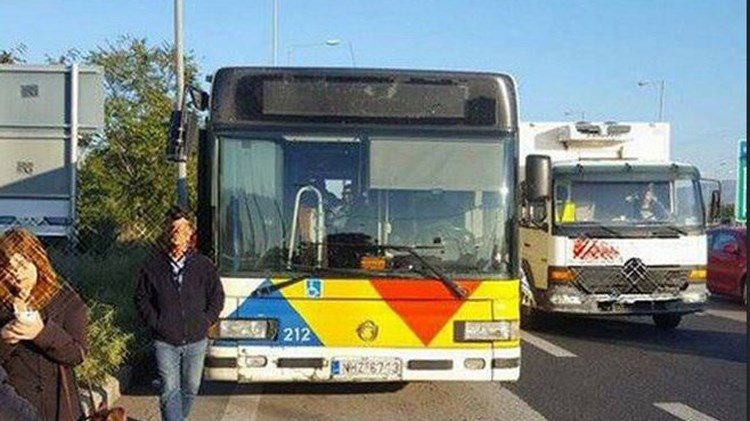 Οδηγός λεωφορείου έτρωγε και οδηγούσε με το ένα χέρι – Πειθαρχικός έλεγχος από τον ΟΑΣΘ