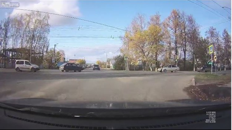 Ασύλληπτο – Την χτύπησε αυτοκίνητο, όμως σηκώθηκε και έφτιαχνε τα μαλλιά της – ΒΙΝΤΕΟ