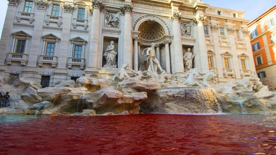 Η Φοντάνα ντι Τρέβι βάφτηκε κόκκινη – ΒΙΝΤΕΟ