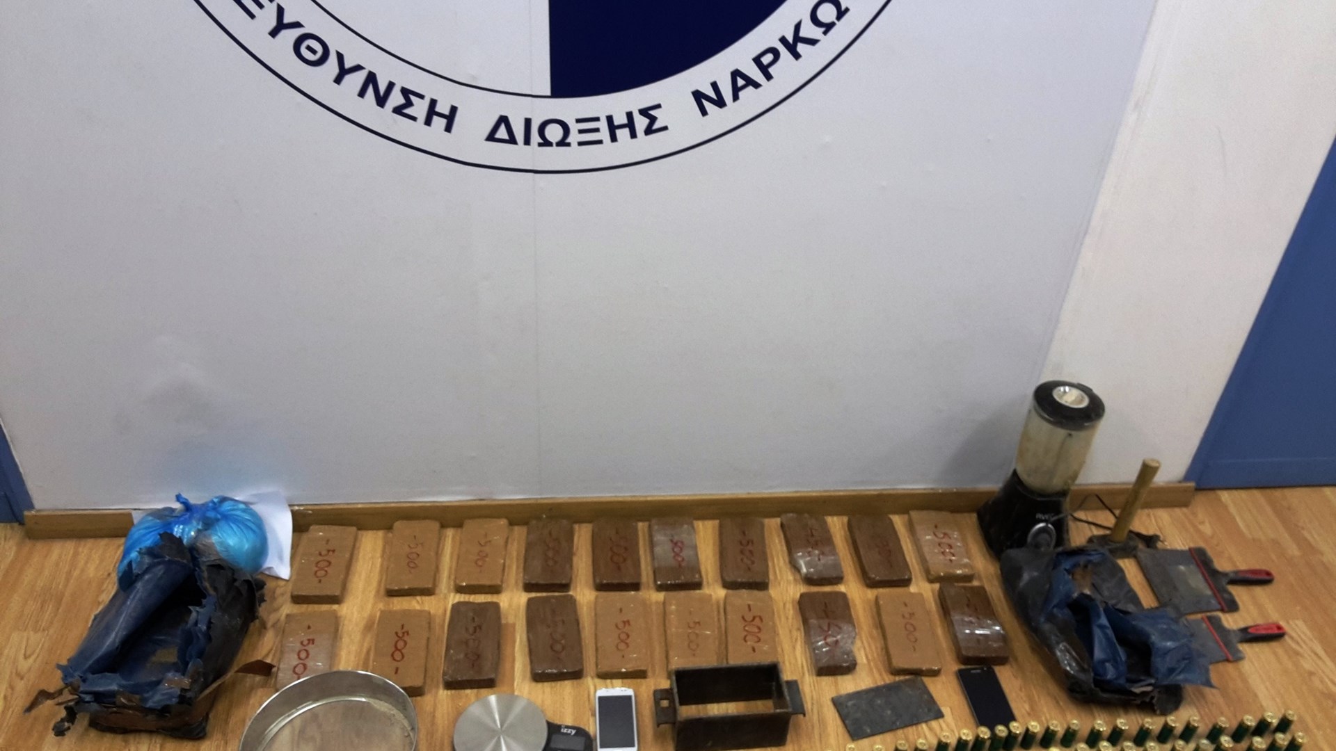 Εξαρθρώθηκε σπείρα που νόθευε ηρωίνη και τη διακινούσε στην εγχώρια αγορά – ΦΩΤΟ