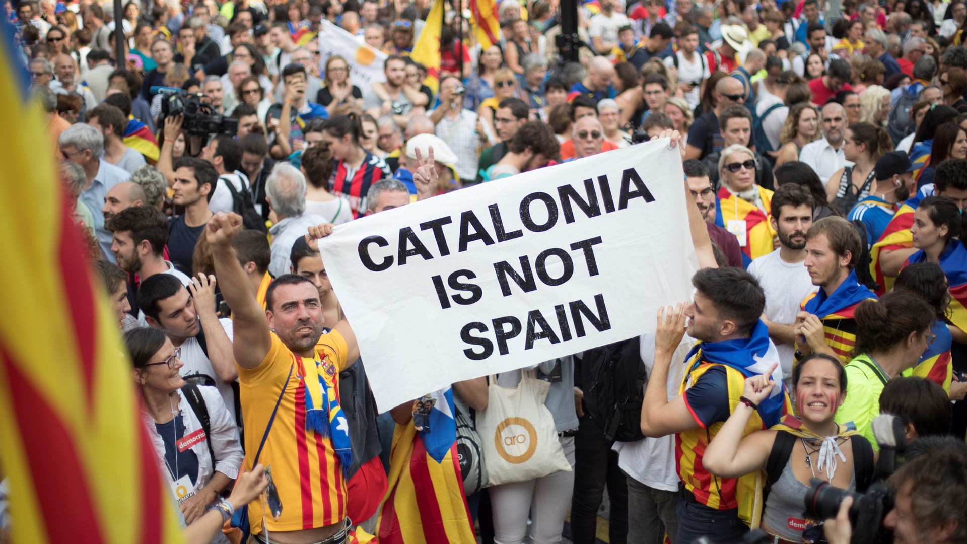 Δραματικές ώρες για την Ισπανία – Η Καταλονία κήρυξε την ανεξαρτησία της – Πώς απαντά ο Ραχόι – ΒΙΝΤΕΟ