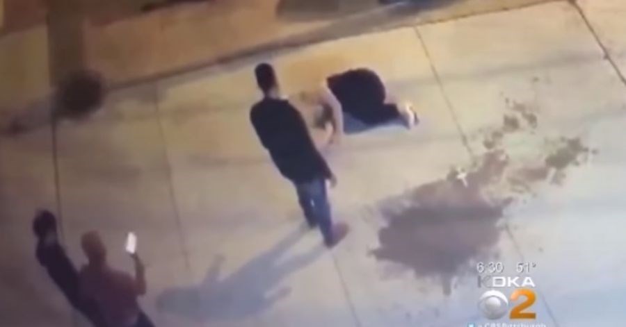 Ξυλοκόπησε μια γυναίκα στον δρόμο και οι περαστικοί έβγαζαν selfies από πάνω της – ΒΙΝΤΕΟ