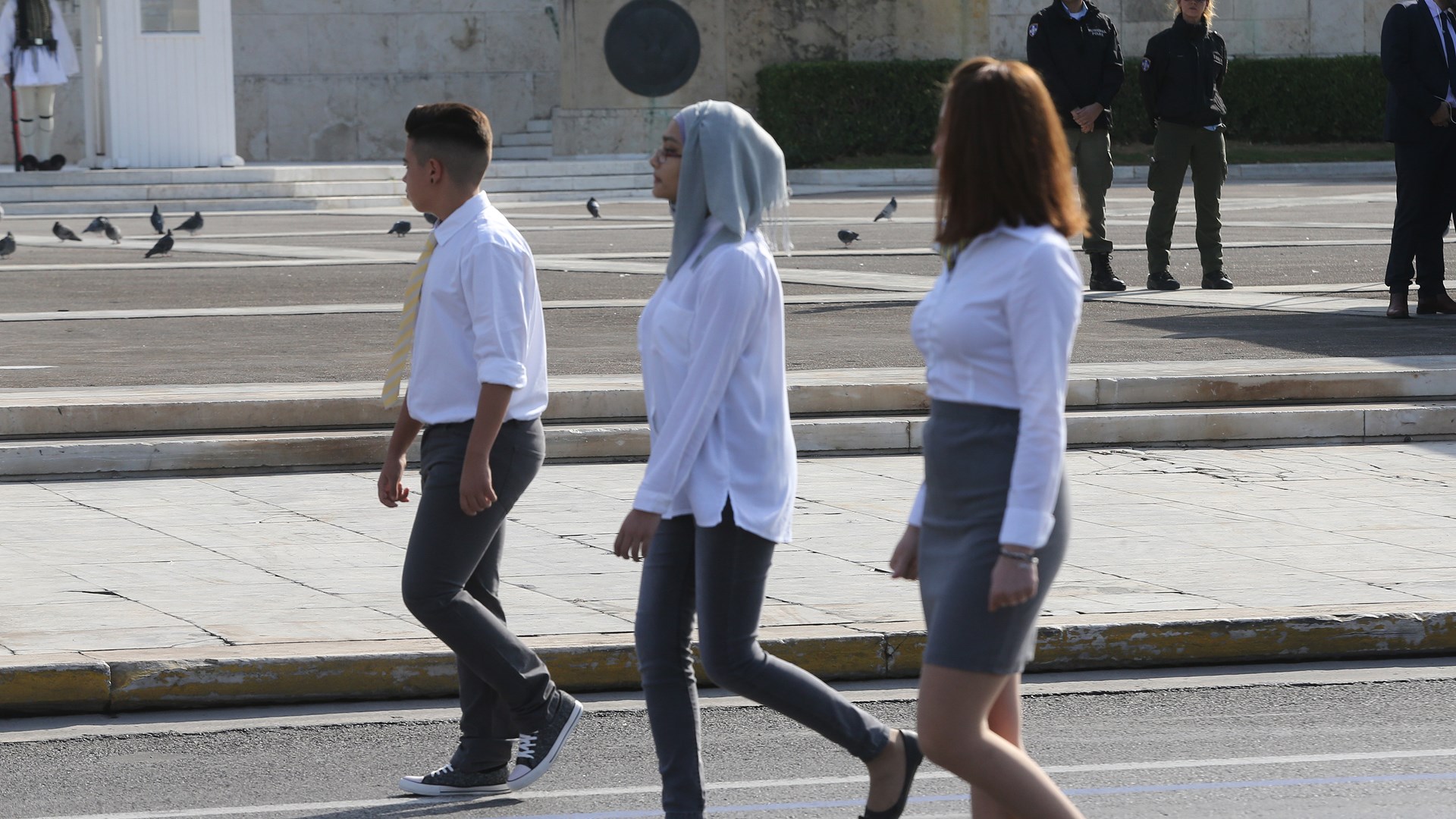 Οι μαθήτριες με τις μαντίλες που ξεχώρισαν στην παρέλαση – ΦΩΤΟ