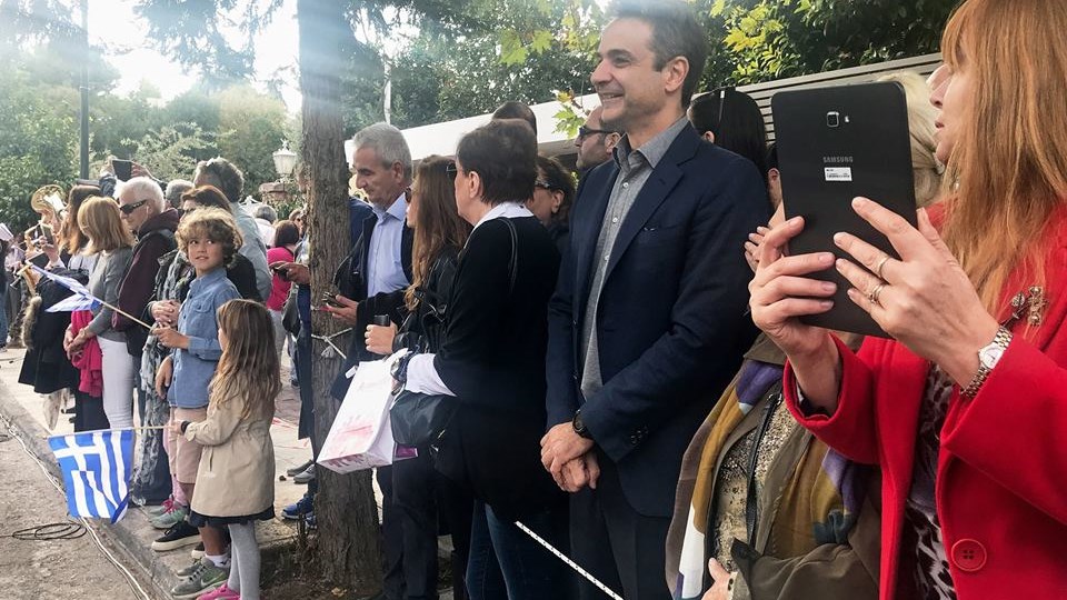 Ο Μητσοτάκης στην παρέλαση του σχολείου της κόρης του – ΦΩΤΟ
