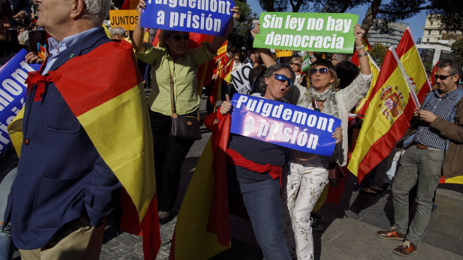 Χιλιάδες διαδηλωτές στη Μαδρίτη κατά της απόσχισης της Καταλονίας –  ΦΩΤΟ