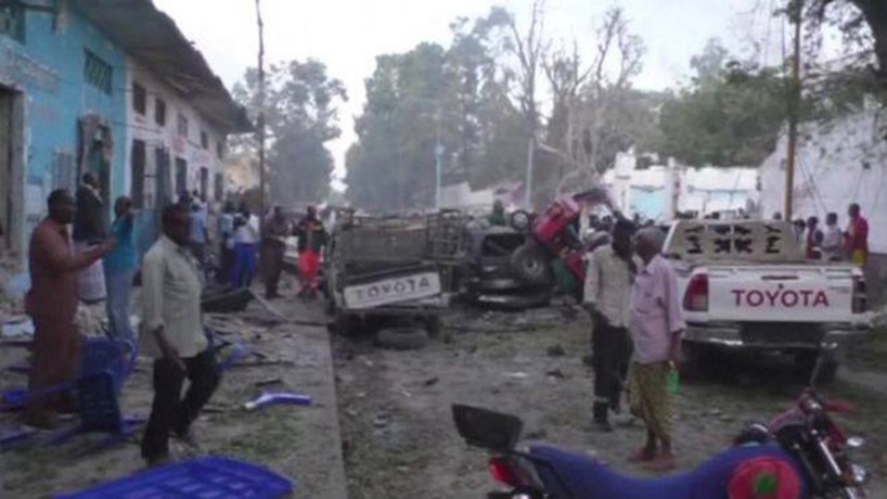 Τουλάχιστον 7 νεκροί από διπλή έκρηξη παγιδευμένων οχημάτων στη Σομαλία