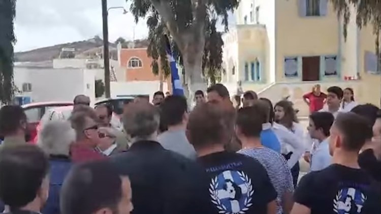 Το υπουργείο Παιδείας για τα επεισόδια που δημιούργησαν μέλη της Χρυσής Αυγής σε παρέλαση στη Σαντορίνη