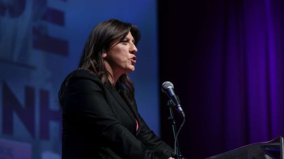 Την κυβερνητική της πρόταση παρουσίασε η Ζωή Κωνσταντοπούλου