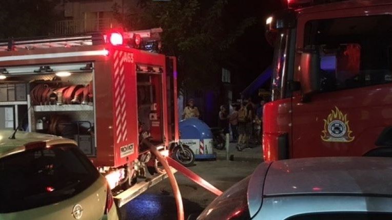 Στάχτη παιδότοπος από φωτιά σε ταβέρνα – Εκκενώθηκε πολυκατοικία – ΦΩΤΟ