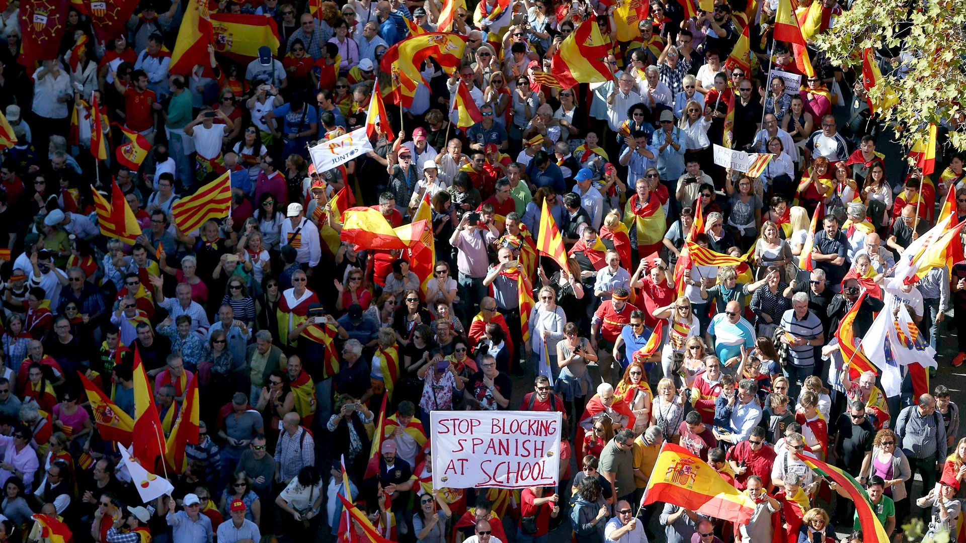 Χιλιάδες διαδηλωτές στους δρόμους της Βαρκελώνης υπέρ της ενότητας της Ισπανίας – ΦΩΤΟ