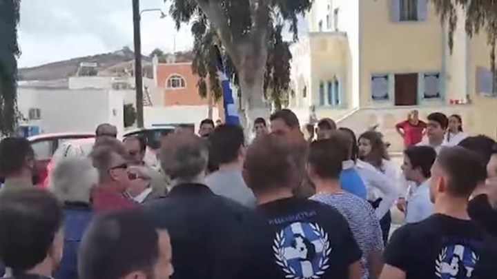 Αντιδράσεις για τα επεισόδια από μέλη της “Χρυσής Αυγής” στην παρέλαση της Σαντορίνης