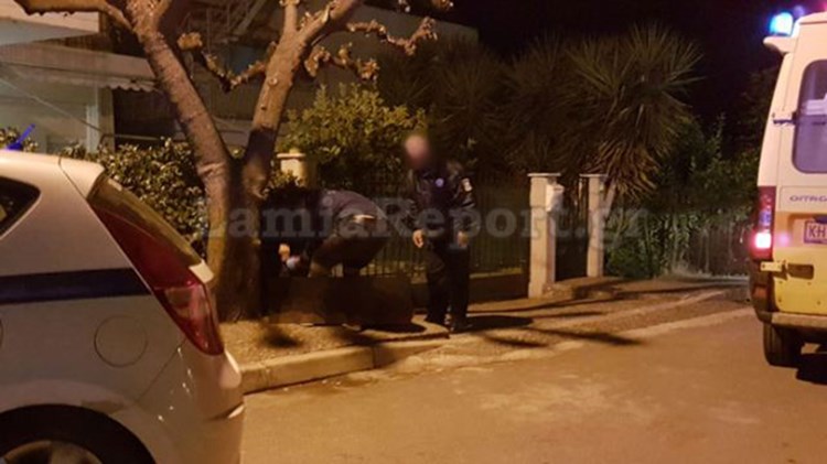 Αναστάτωση στη Λαμία: Ήταν πεσμένη στο πεζοδρόμιο και νόμιζαν ότι είναι νεκρή – ΦΩΤΟ