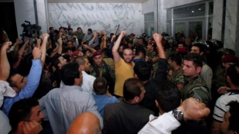 Διαδηλωτές εισέβαλαν στο κοινοβούλιο του Κουρδιστάν – ΒΙΝΤΕΟ