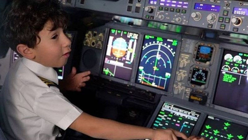 Αυτός είναι ο πιο μικρός πιλότος στον κόσμο και εντυπωσιάζει – ΒΙΝΤΕΟ