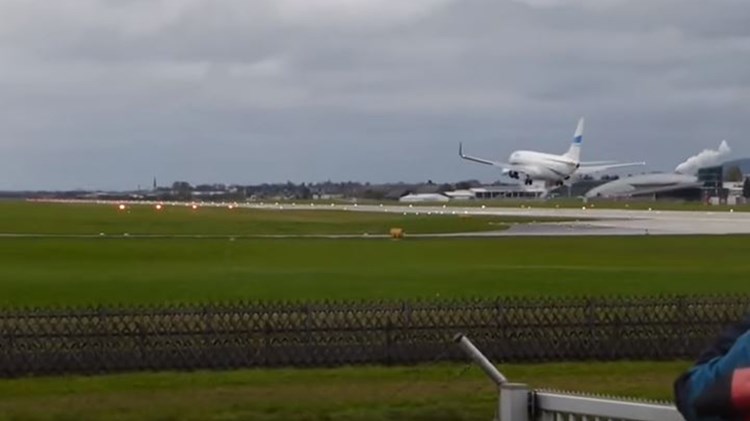 Τρομακτική απόπειρα προσγείωσης αεροπλάνου στην Αυστρία – ΒΙΝΤΕΟ