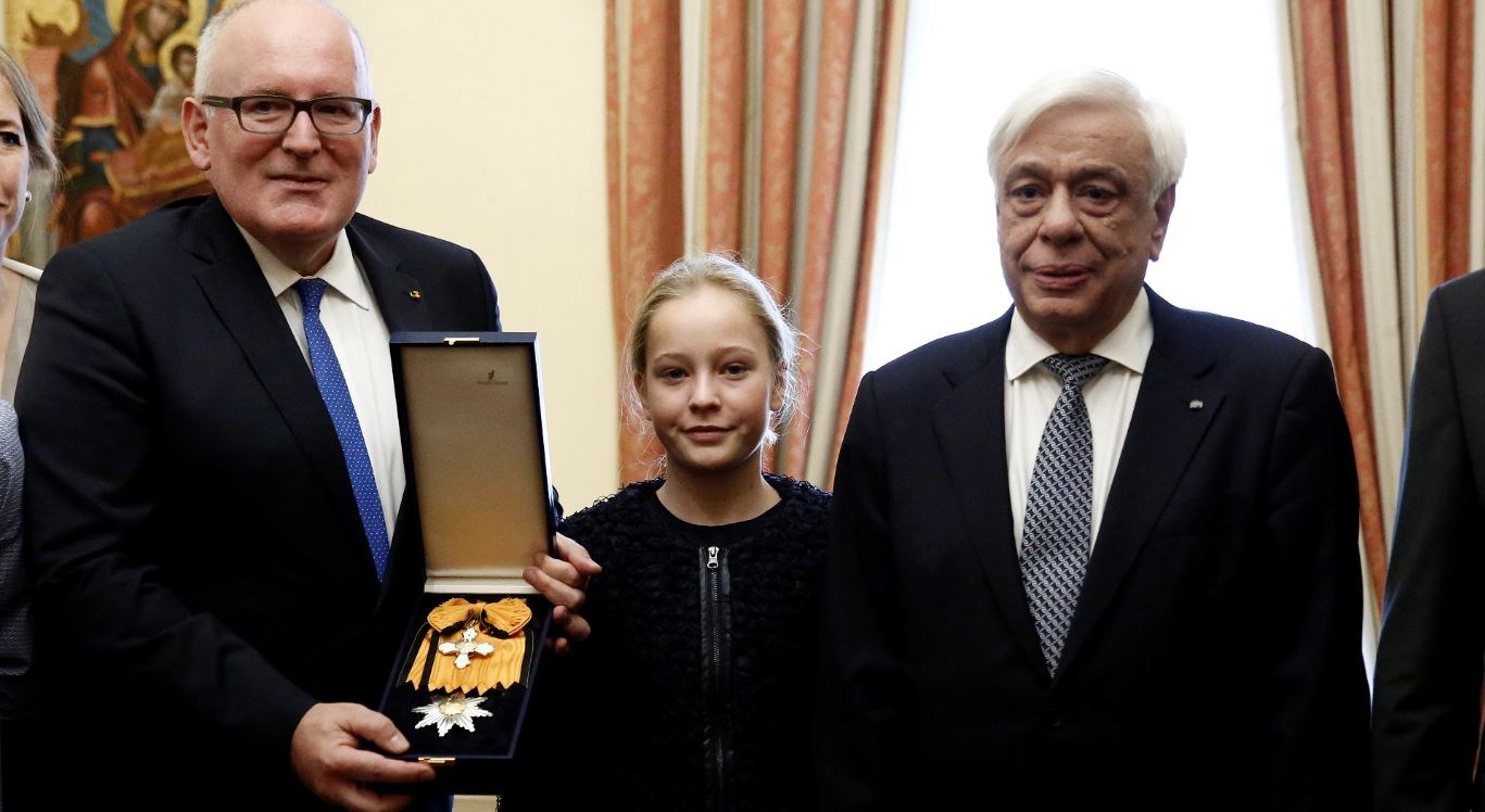 Ο Παυλόπουλος απένειμε τον Μεγαλόσταυρο του Τάγματος του Φοίνικος στον Αντιπρόεδρο της Κομισιόν – ΦΩΤΟ