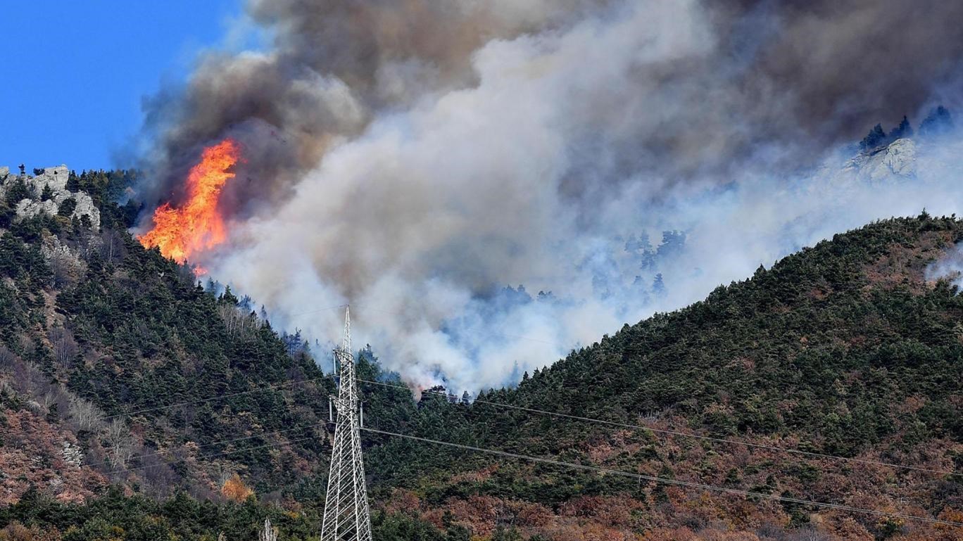 Πύρινος εφιάλτης στην Ιταλία – Πάνω από 1.000 άνθρωποι εγκατέλειψαν τα σπίτια τους