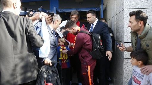 Ο Μέσι στην Αθήνα: Ντελίριο για ένα αυτόγραφο και μία selfie – ΦΩΤΟ