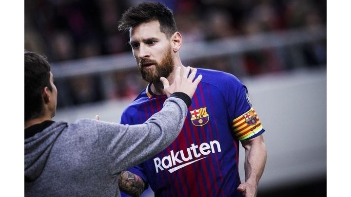 Η αγκαλιά στον Μέσι από οπαδό του Ολυμπιακού – ΦΩΤΟ ΚΑΙ ΒΙΝΤΕΟ