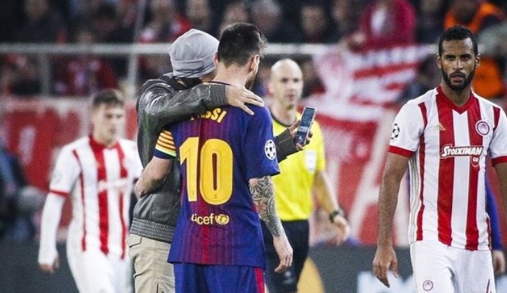 “Δεν υπάρχει” – Έβγαλε selfie με τον Μέσι… την ώρα του αγώνα – ΦΩΤΟ