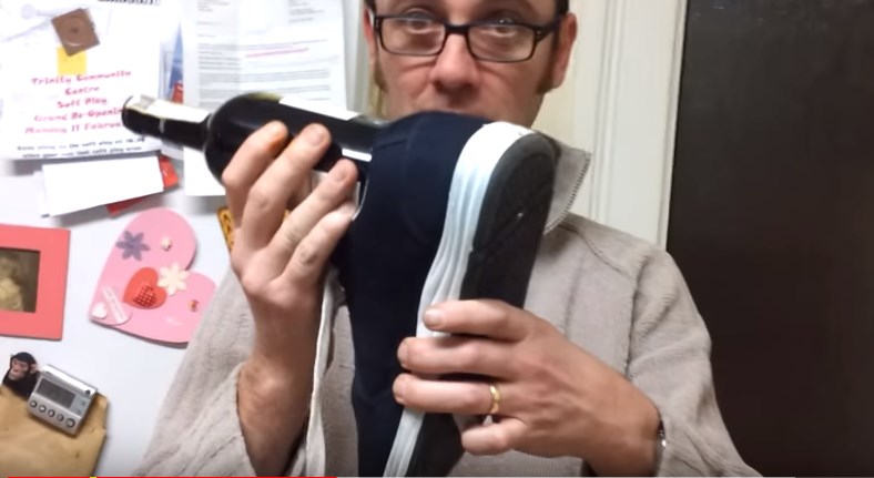 Πως να ανοίξετε ένα μπουκάλι κρασί με ένα… παπούτσι – ΒΙΝΤΕΟ