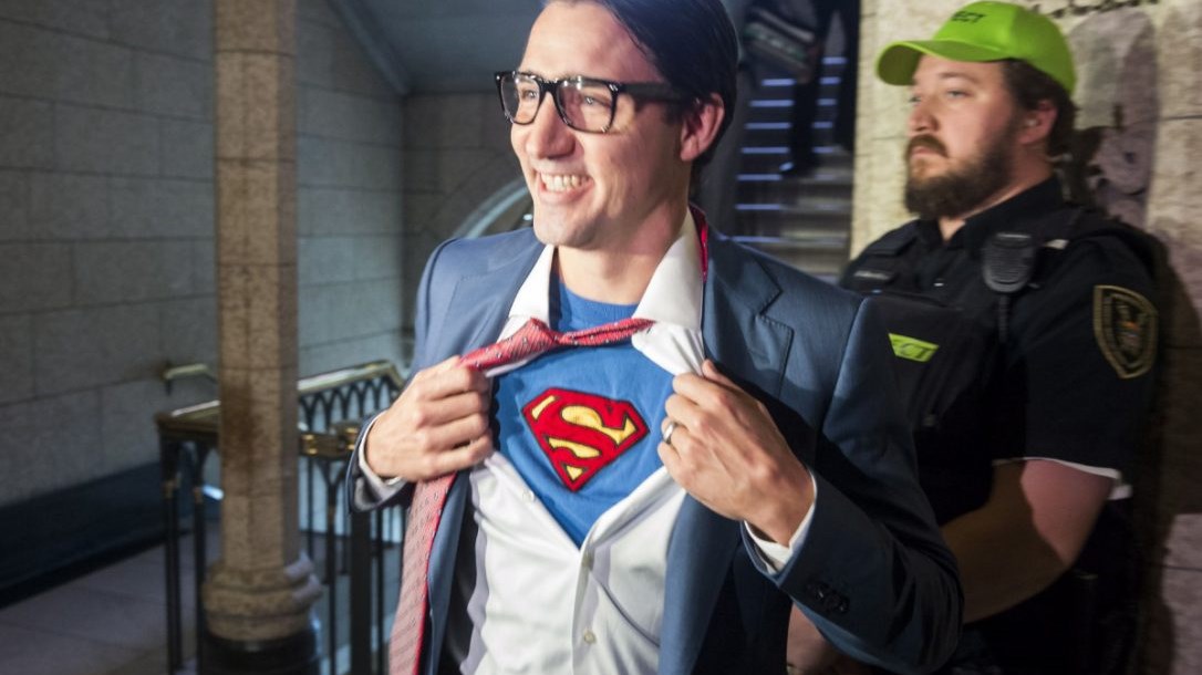 Ο Καναδός Πρωθυπουργός μεταμφιέστηκε σε Κλαρκ Κεντ για το Χαλοουίν – ΦΩΤΟ – ΒΙΝΤΕΟ