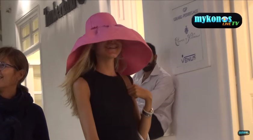 Οι εντυπωσιακές, cult και εκκεντρικές εμφανίσεις στη Μύκονο το φετινό καλοκαίρι – ΒΙΝΤΕΟ