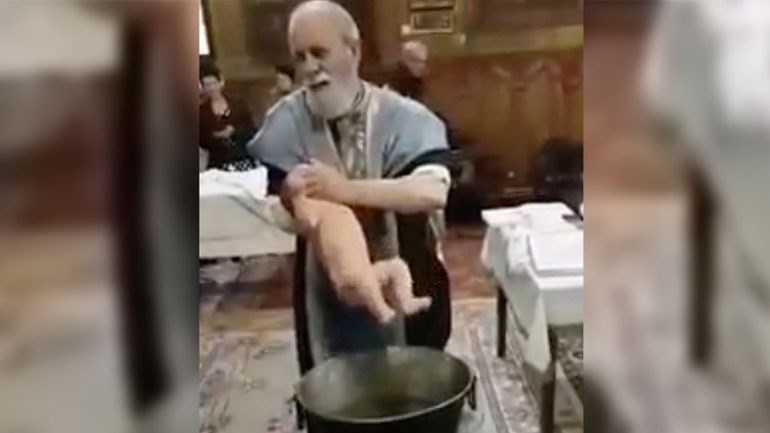 Bίντεο που σοκάρει – Ιερέας κακοποιεί βρέφος για να το…βαφτίσει