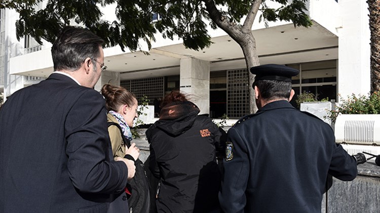 Σύσσωμος ο πολιτικός κόσμος καταδίκασε την επίθεση Χρυσαυγιτών κατά γυναικών έξω από το Εφετείο