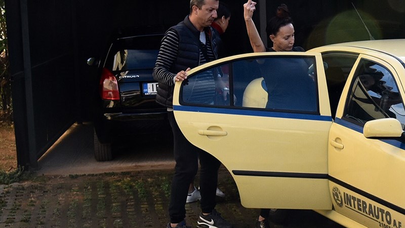 Η απρεπής χειρονομία της Βίκυς Σταμάτη στους δημοσιογράφους – ΦΩΤΟ