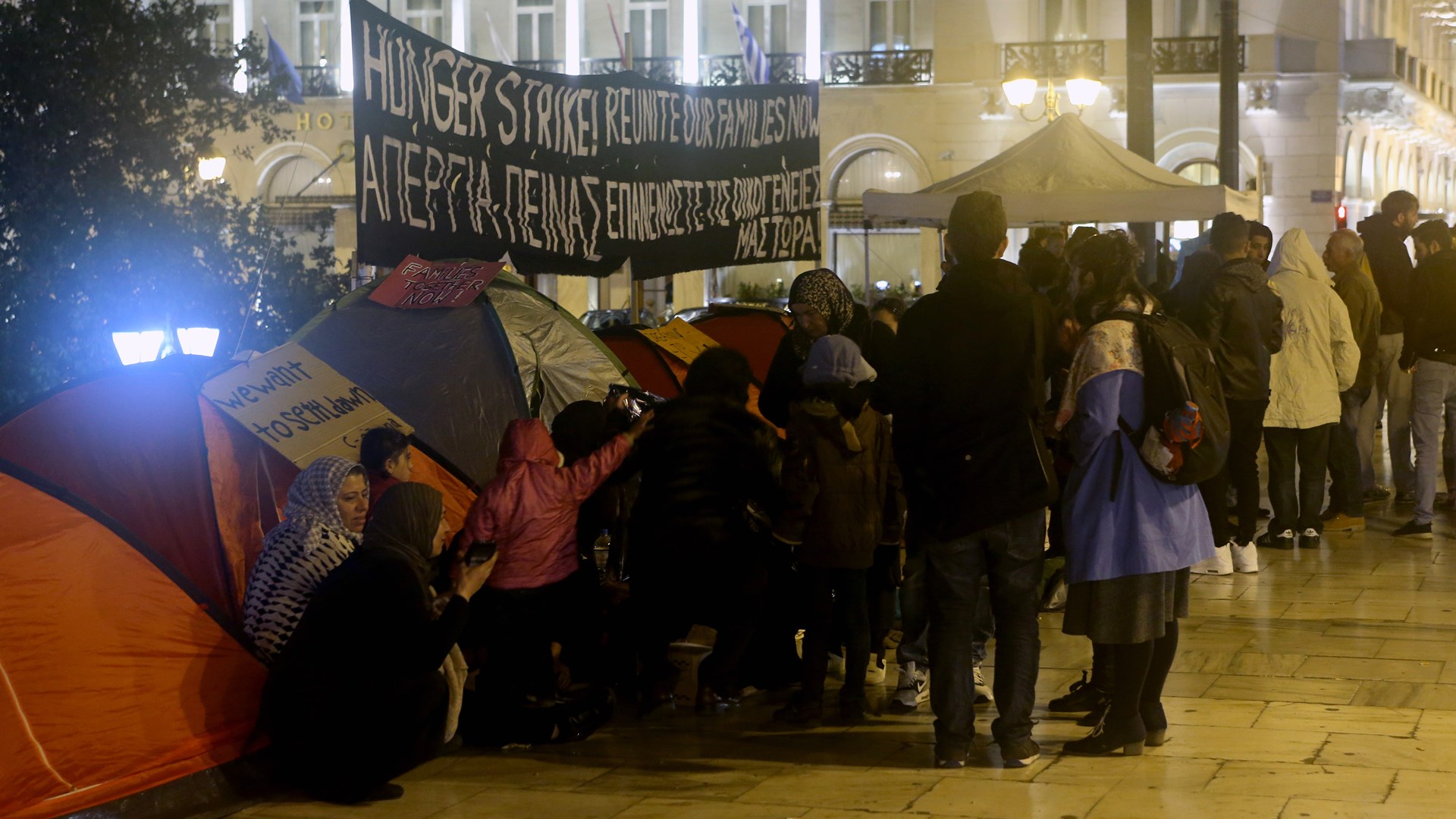 Απεργία πείνας ξεκίνησαν πρόσφυγες στο Σύνταγμα – ΦΩΤΟ