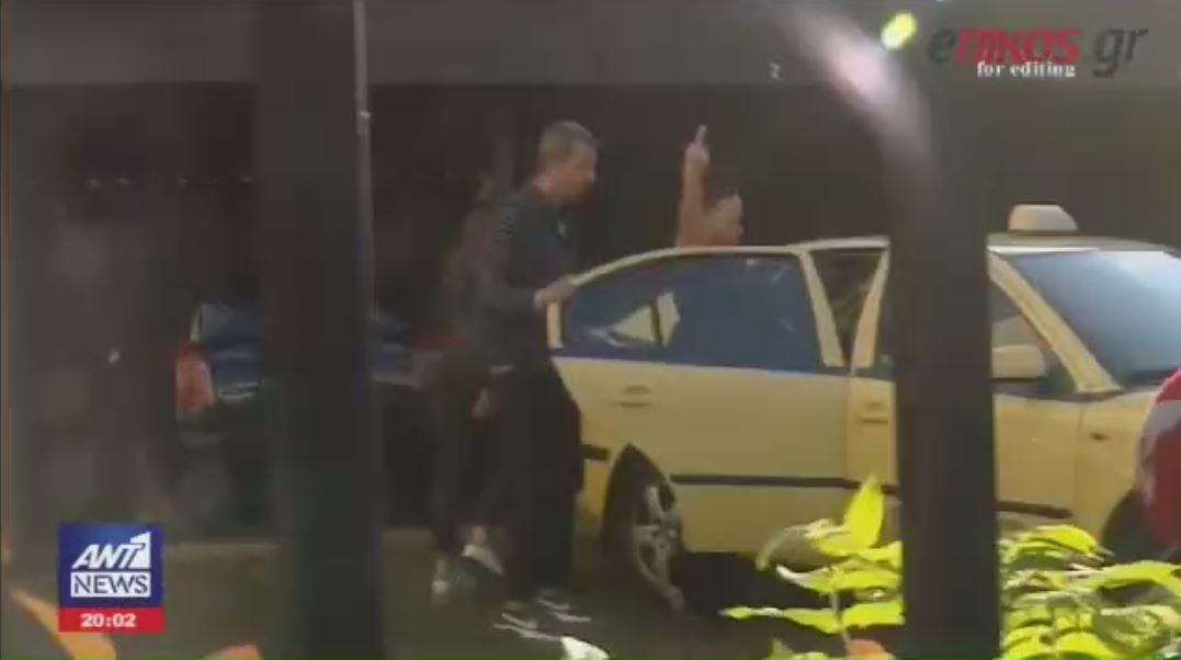 Η άσεμνη χειρονομία της Βίκυς Σταμάτη στους δημοσιογράφους – ΒΙΝΤΕΟ